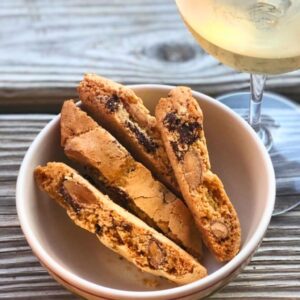 Chocolate-almond-biscotti-paired-with-white-wine