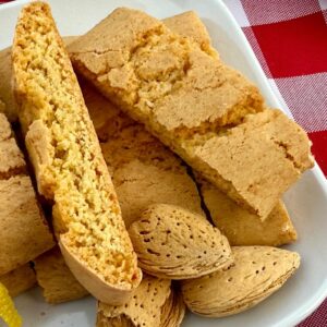 Amaretto-Biscottini-Bite-Size-Italian-Almond-Cookies